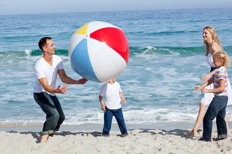spiele am strand-werfen-ballspiel-idee-familie-ausflug-meer
