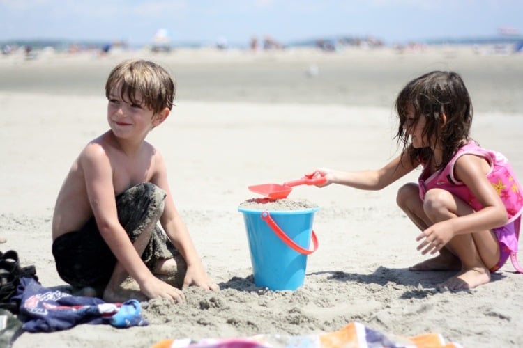 spiele-strand-sandburg-bauen-klassisch-unterhaltung-sommer-ferien