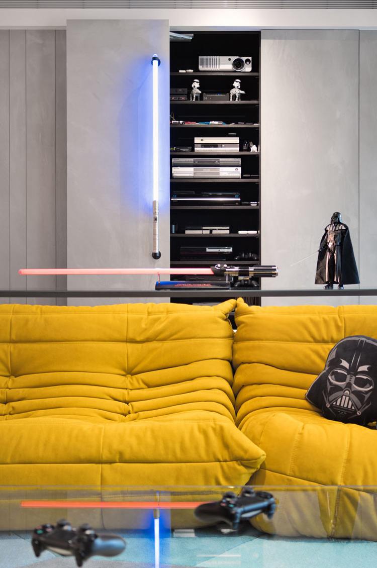 Star Wars -moderne-raumgestaltung-wohnzimmer-deko-lichtschwert-figuren-film