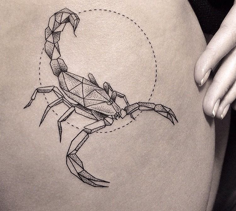 sternzeichen-tattoo-skorpion-geometrische-motive-schwarz-weiß