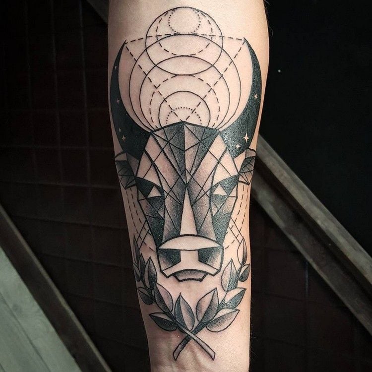 sternzeichen-tattoo-stier-geometrisch-unterarm