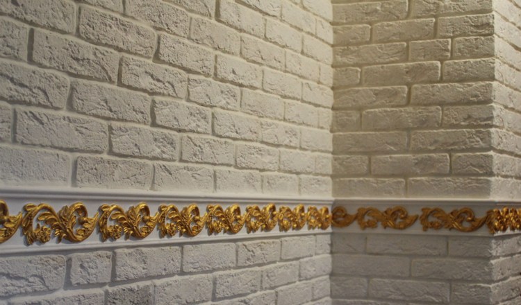 stuckleisten-gips-gold-streichen-wandgestaltung-verblendsteine-ziegel