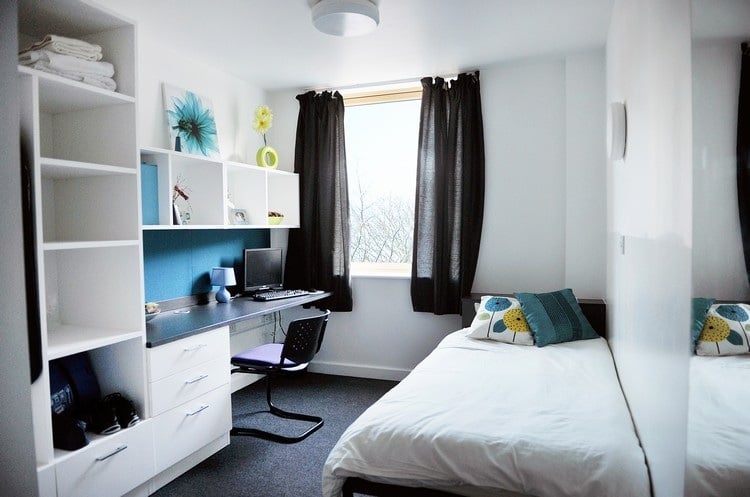 Studentenzimmer einrichten knapper-wohnraum-einzelbett-regale-schreibtisch-helles-interieur