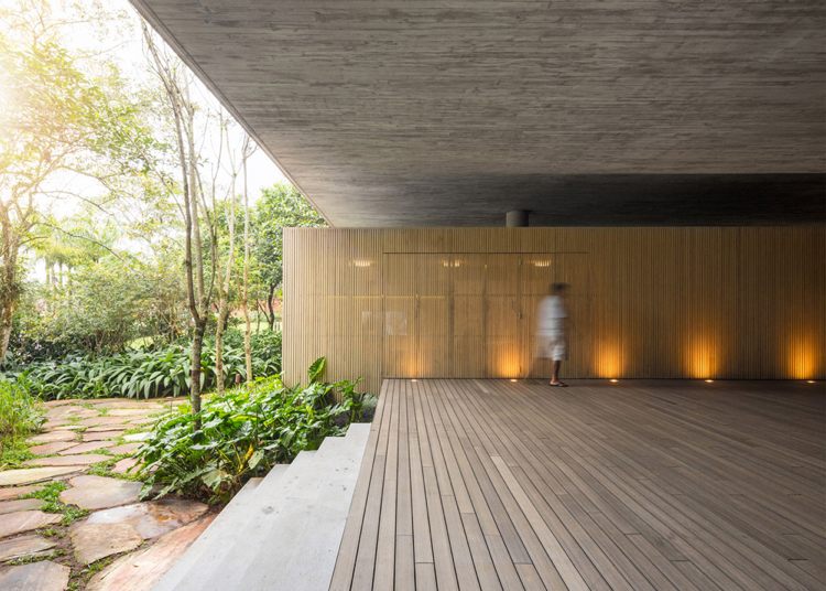 terrasse-holzdielen-beton-haus-urwald-brasilien-bodenbeleuchtung