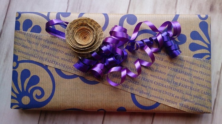 Verpackungsideen mit Geschenkpapier -geschenke-einpacken-geschenkband-lila-muster-lila