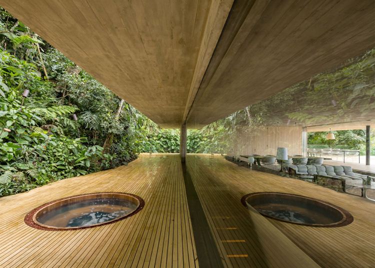 whirlpool-terrasse-beton-haus-urwald-brasilien-holzdielen