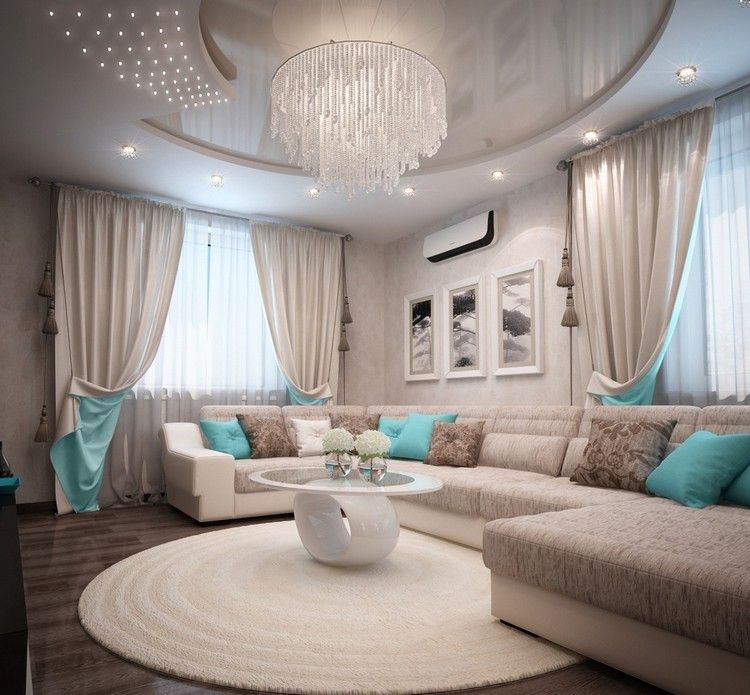Wohnzimmer in Türkis beige-braun-großer-kronleuchter-kreative-decke-einbauspots-zweifarbige-vorhänge