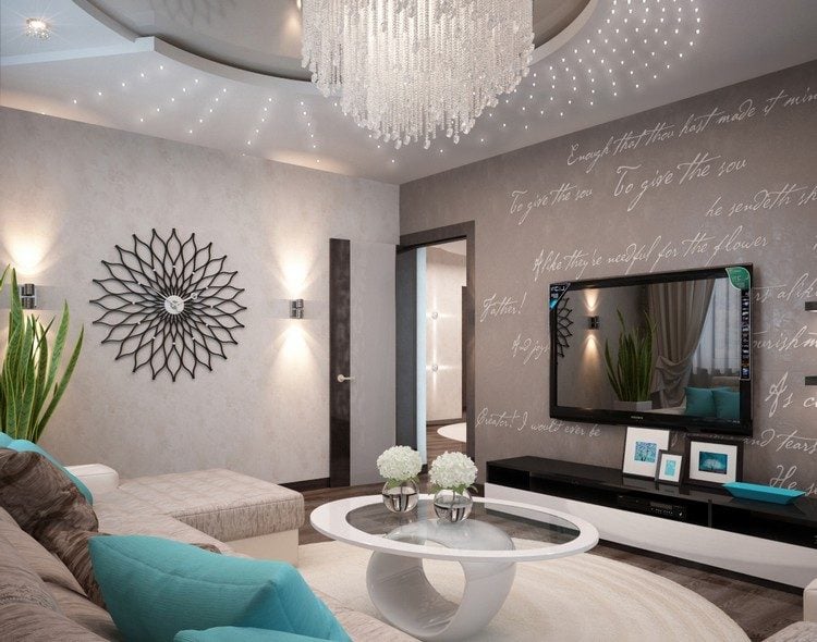 Wohnzimmer in Türkis braun-große-wanduhr-wandtapete-schriftzüge-runder-beistelltisch-glas