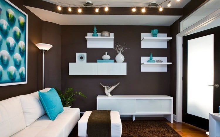 Wohnzimmer in Türkis braun-wandfarbe-weisse-regale-sofa-wandgestaltung-wandbild-stehlampe