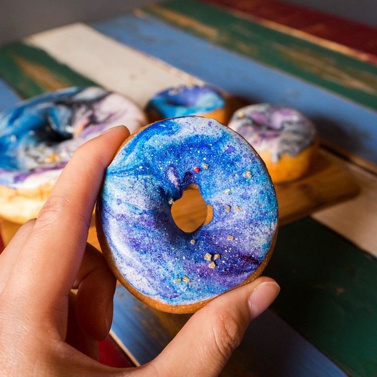 ausgefallene-desserts-galaxy-look-donut-glasur-idee-nachthimmel