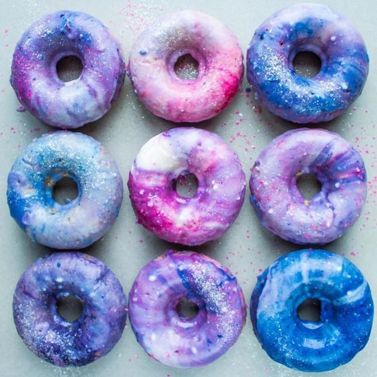 ausgefallene-desserts-weltall-look-donuts-bunte-glasur-lebensmittelfarben