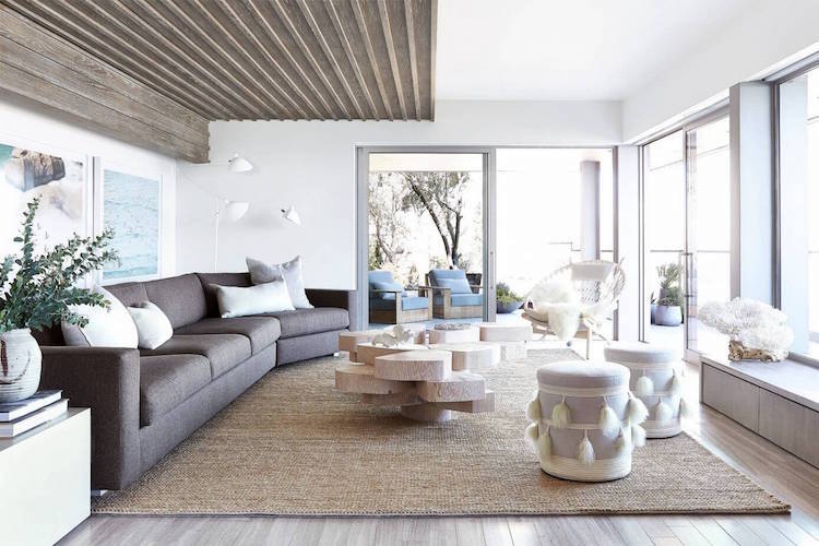 boden-holzoptik-modern-wohnzimmer-juteteppich-couch-panoramafenster