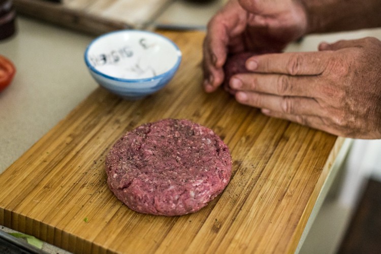 burger-rezept-patty-zubereiten-abschmecken-pfeffer-hackfleisch