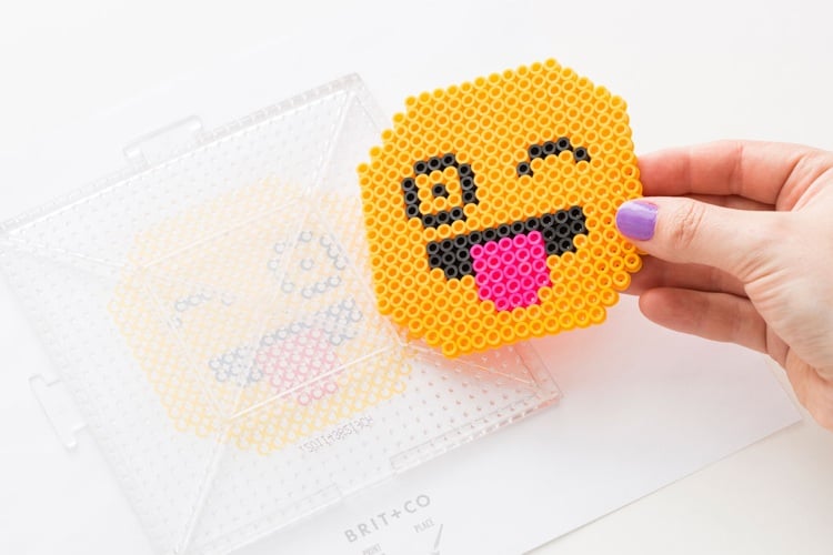 bügelperlen-basteln-quadratische-steckplatte-emoji-motiv