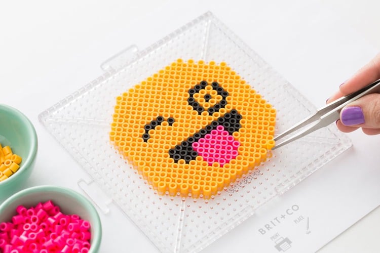 Aus Bügelperlen basteln steckplatte-quadratisch-emoji-zunge-ausgesteckt