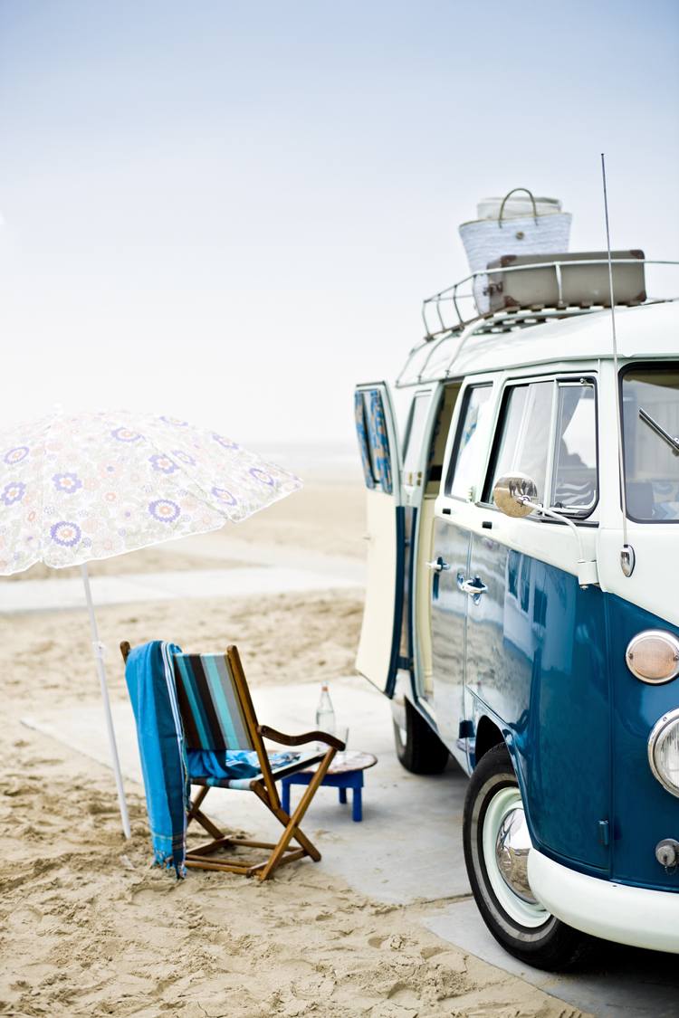 campingurlaub-wohnmobil-retro-w-blau-strand-sand