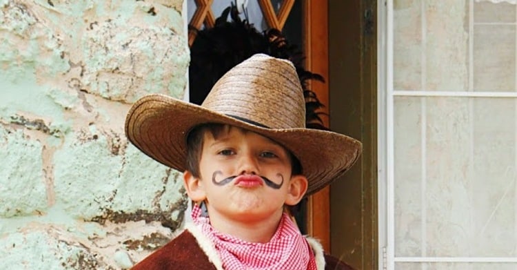 Cowboy schminken gesicht-schnurrbart-klein-junge-cowboyhut-stroh-halstuch-fasching