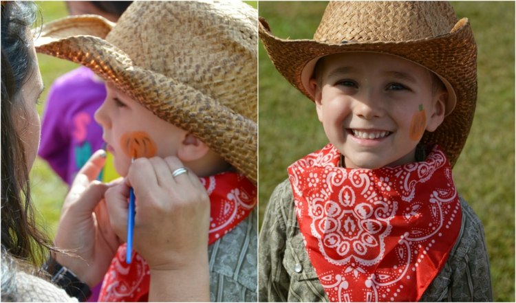 Cowboy schminken junge-halloween-gesicht-bandana-halstuch-gemustert-rot-cowboyhut-strohhut