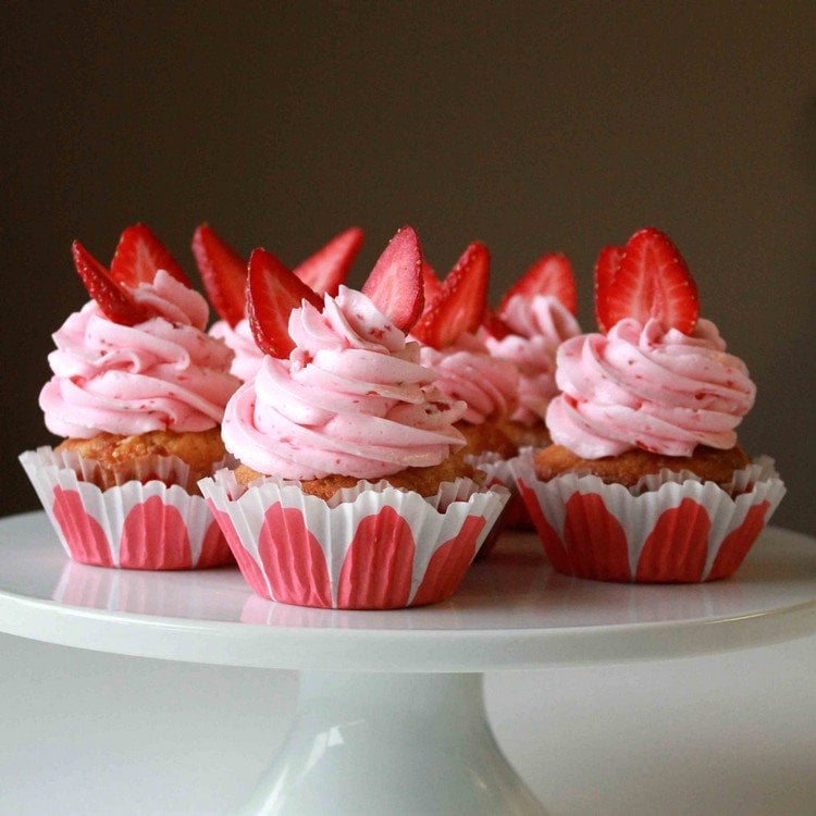cupcake-frosting-erdbeeren-topping-rezept-deko-leckerer-nachtisch-sommer
