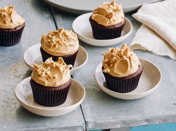 cupcake-frosting-erdnussbutter-gehackte-erdnüsse-schokoladen-cupcakes