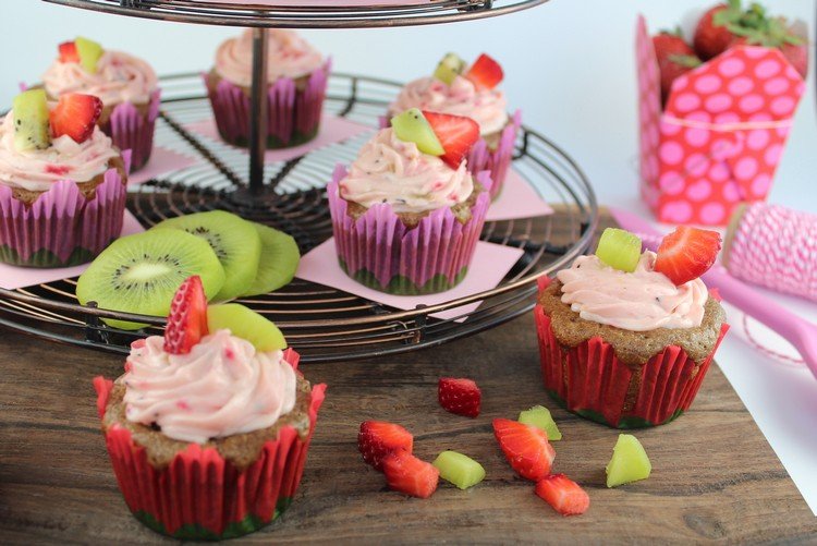 cupcake-frosting-frische-früchte-deko-sommer-erdbeeren-kiwi