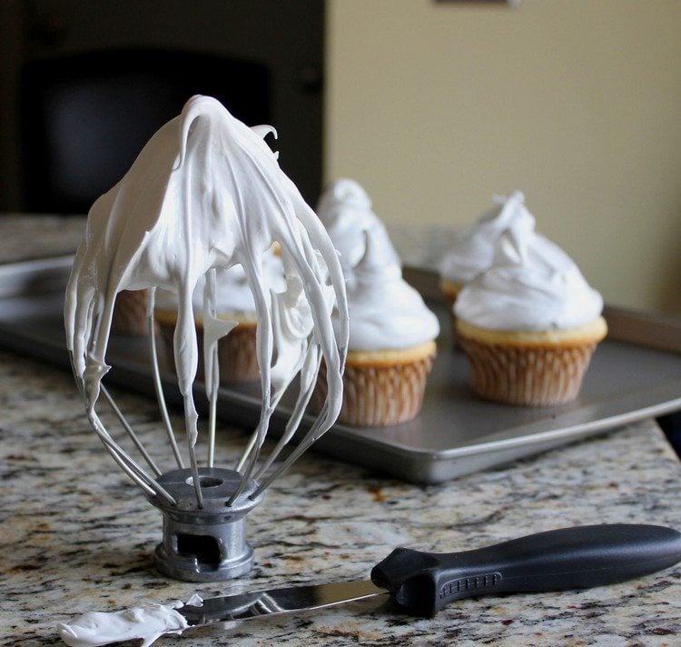 cupcake-frosting-meringue-eiweiß-topping-cupcakes-schneebesen