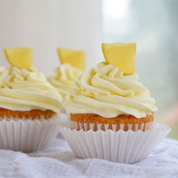 cupcake-frosting-rezept-zitronen-topping-stückchen-vanille-cupcakes