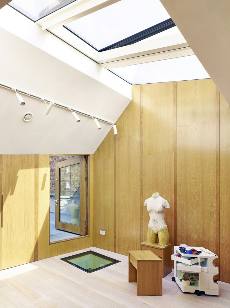 dachgarten-anlegen-dachbegruenung-raum-wandverkleidung-holz-dachfenster