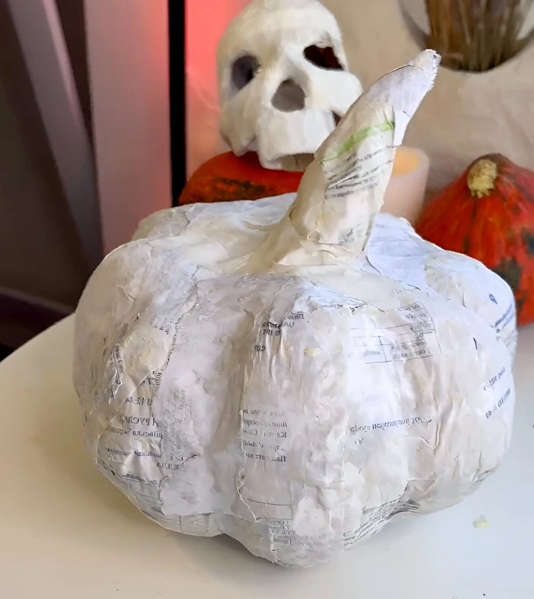 Den fertigen Deko-Kürbis trocknen lassen und anschließend bemalen