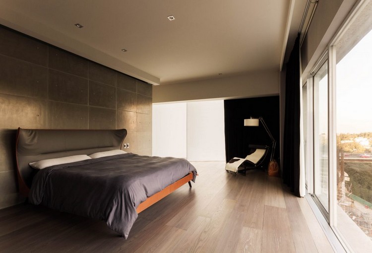einbauleuchten-schlafzimmer-holzboden-große-fenster-schlichtes-design-kababie-arquitectos