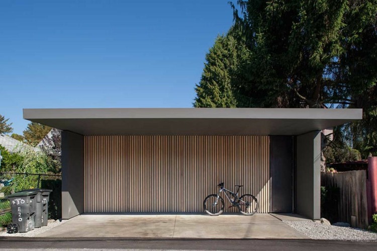 elektrisches garagentor holz-leisten-hell-modern-fahrrad-grau-waende