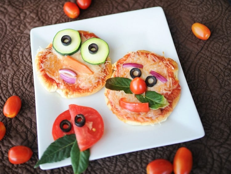 essen für kinder mini-pizza-gesichter-gestalten-gemuese-gurken