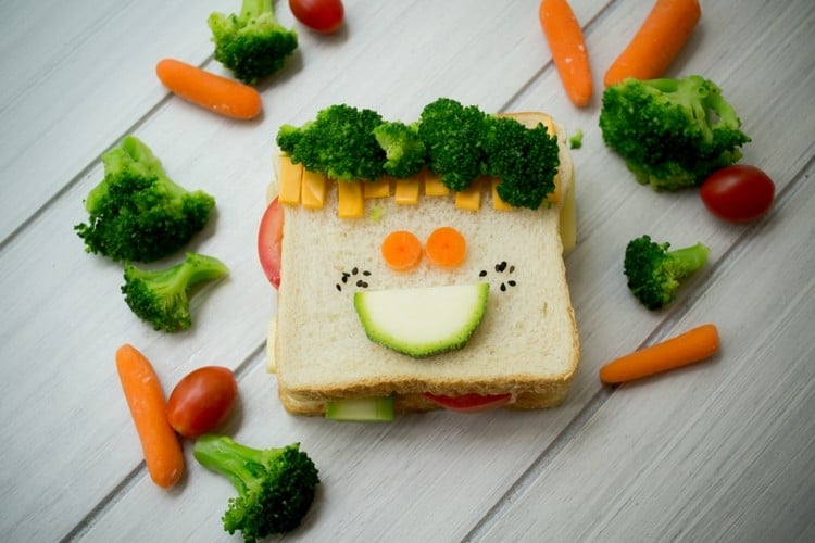 essen für kinder spass-gesicht-gesunde-ernaehrung-sandwich-machen