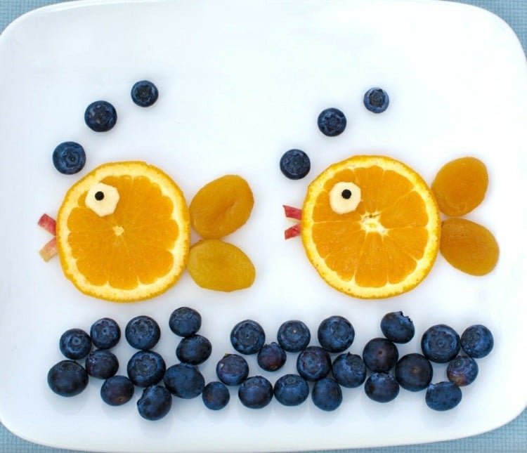 essen-kinder-gesund-obst-orangen-blaubeeren-fische-wasser