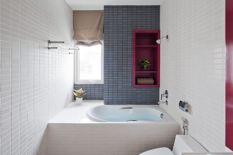 farbakzente-interieur-badezimmer-rotes-regal-weiße-fliesen-kleine-badewanne
