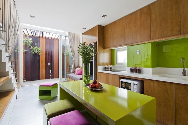 Farbakzente im Interieur eingangsbereich-küche-einfamilienhaus-farbige-wohnungseinrichtung