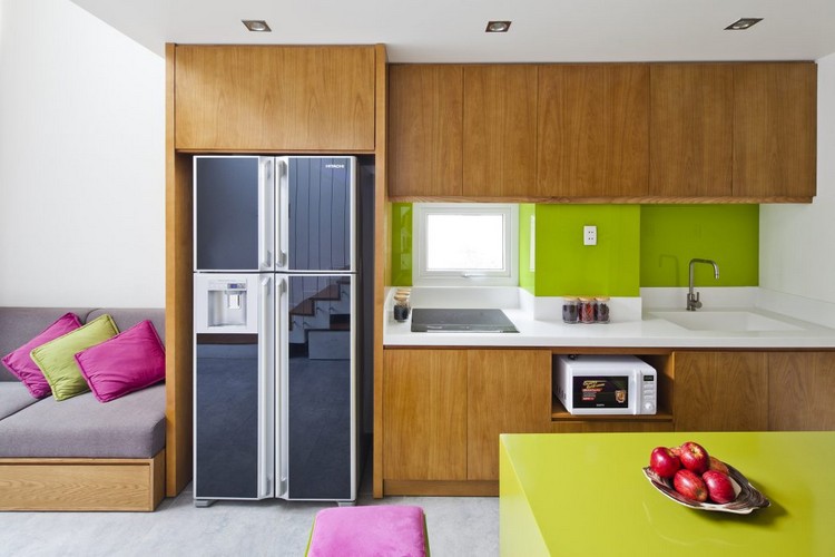 Farbakzente im Interieur küche-grüner-küchenspiegel-grün-lila-kombinieren-einrichtung