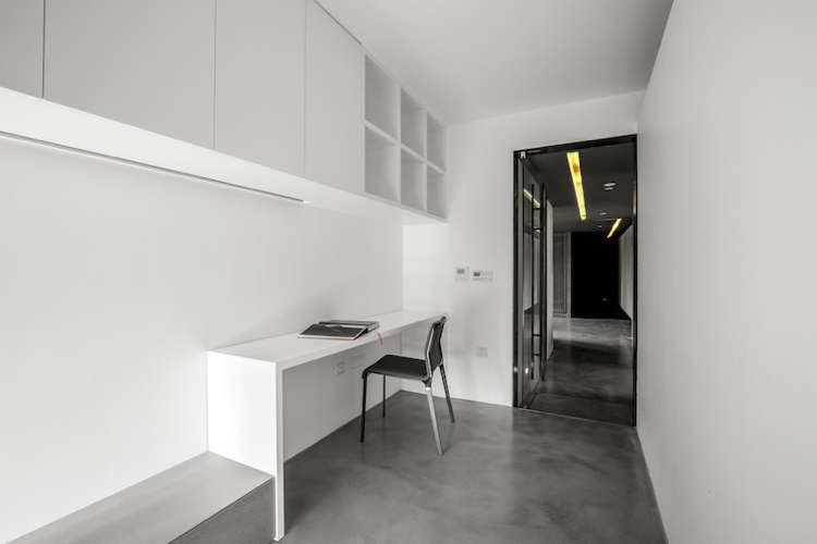 farbe-grau-boden-minimalistisch-arbeitszimmer-weiss-schreibtisch