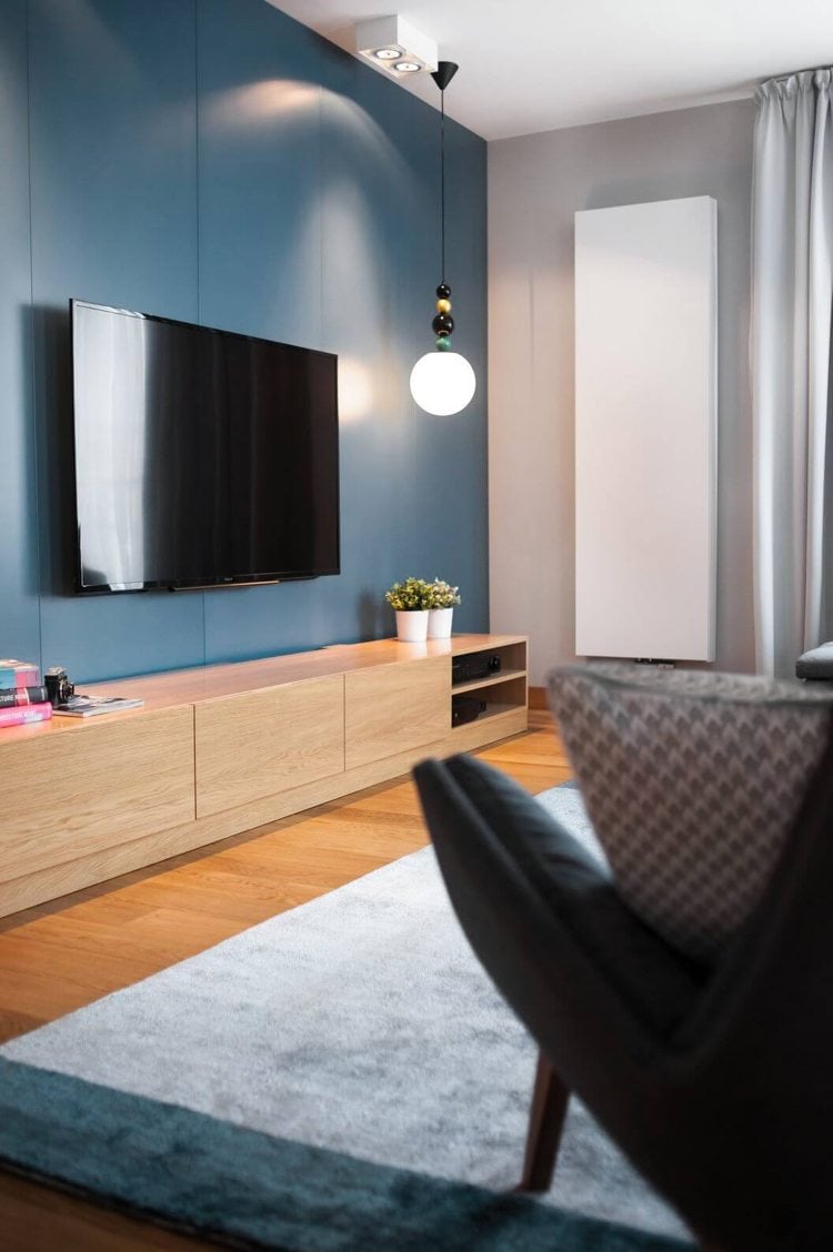 farbe-grau-holz-wohnzimmer-tvwand-sideboard-petrolblau