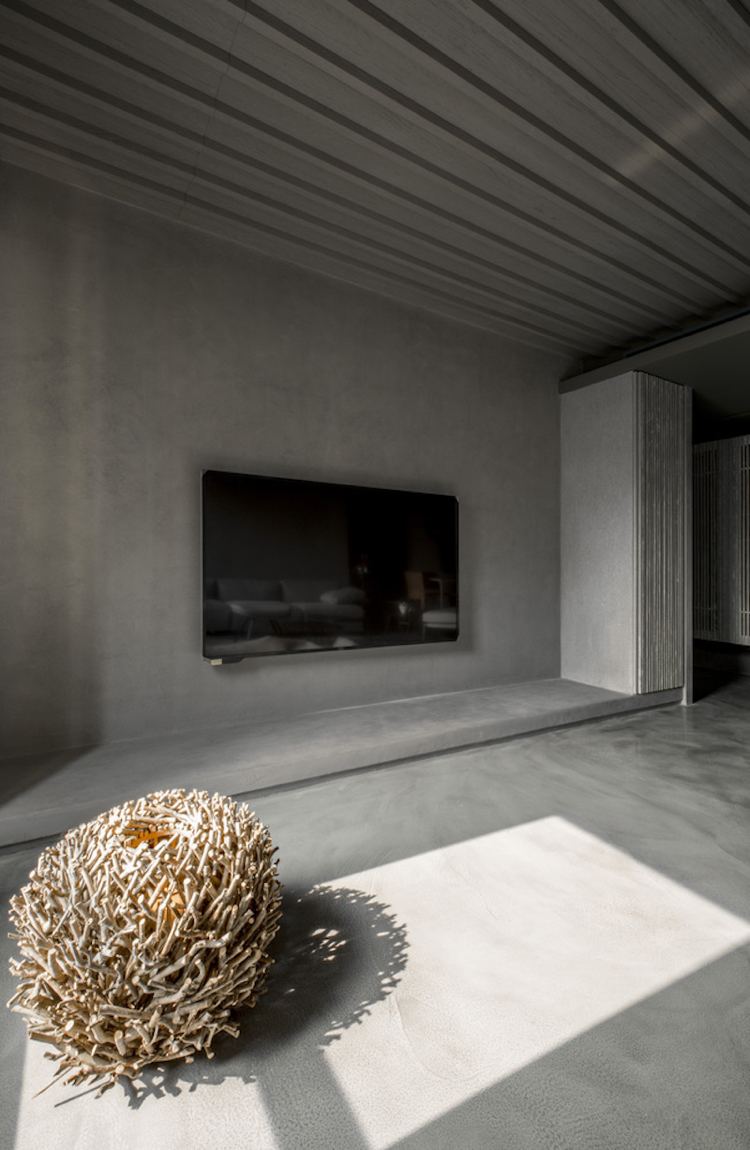 farbe-grau-visuelle-effekte-wohnzimmer-fernseher-flachbildschirm-beton
