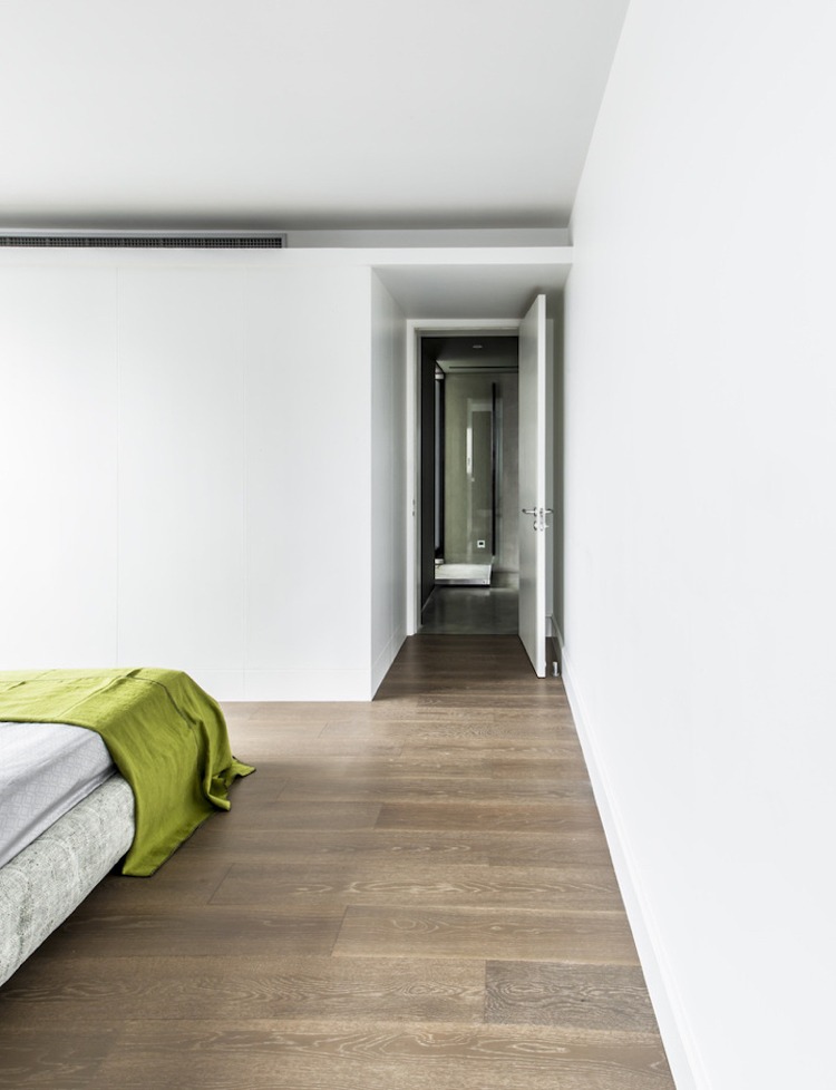 farbe-grau-weiss-laminattboden-schlafzimmer-polsterbett-modern