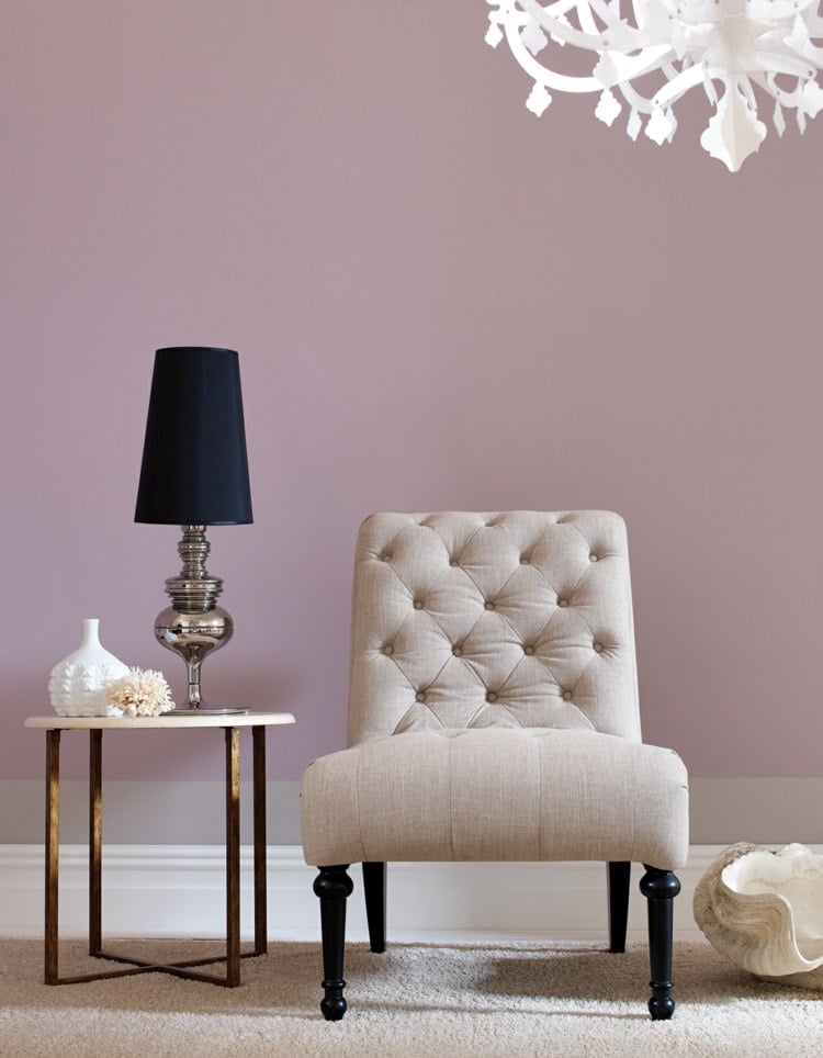 farbe mauve inspiration-vintage-stuhl-beistelltisch-messing-farbe