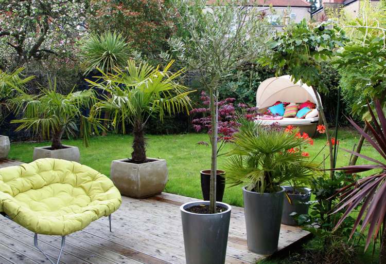 Gartengestaltung mit Pflanzkübeln beton-glasfaser-holzterrasse-grenze