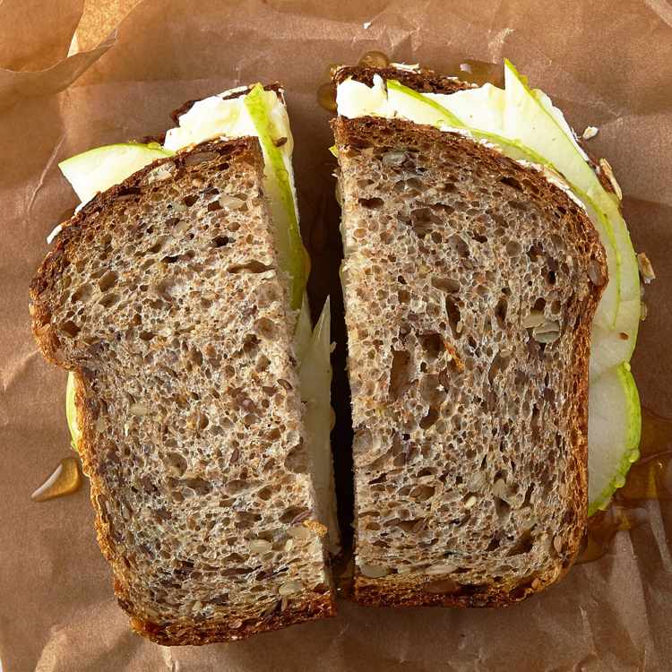 gesunde-snacks-schulkinder-pausenbrot-volkornbrott-käse-apfel-sandwich