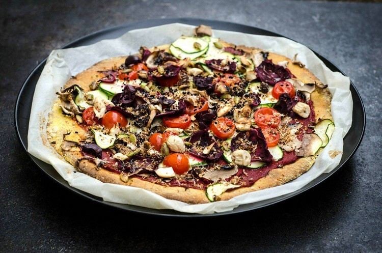 Glutenfreie Pizza dünner-pizzaboden-ohne-hefe-viele-beläge-lecker