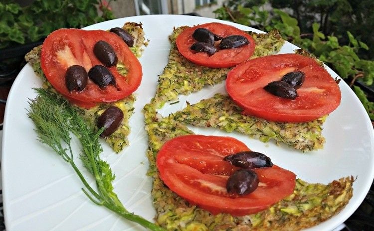 glutenfreie-pizza-rezept-pizzaboden-zucchini-quinoa-eier-tomaten-oliven-belag