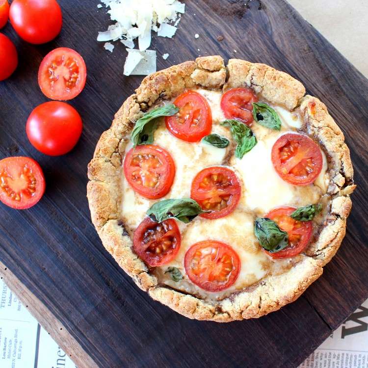 Glutenfreie Pizza selber-machen-tomatenscheiben-basilikum-parmesan-käse