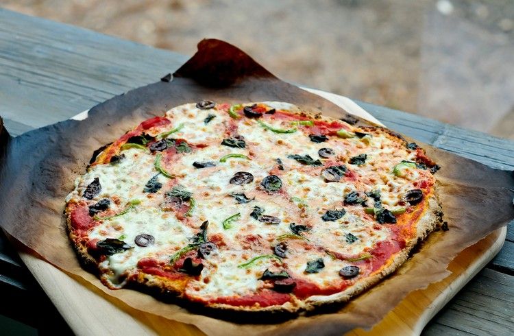 Glutenfreie Pizza zubereiten-glutenfreier-pizzateig-käse-oliven-paprika