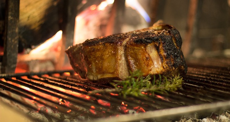 Grill Tipps -regen-steak-geniessen-rosmarinzweig
