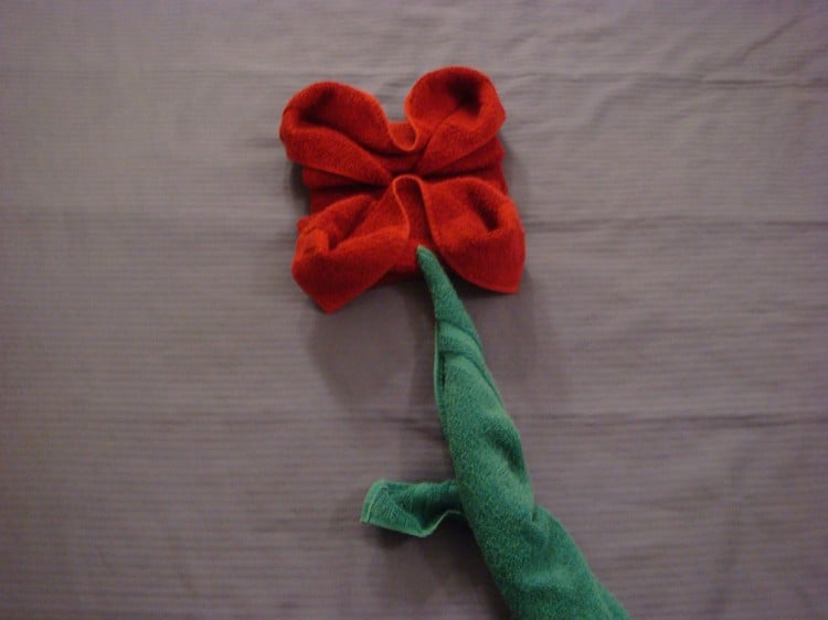 handtücher-falten-blume-rot-grün-einfache-diy-idee-origami